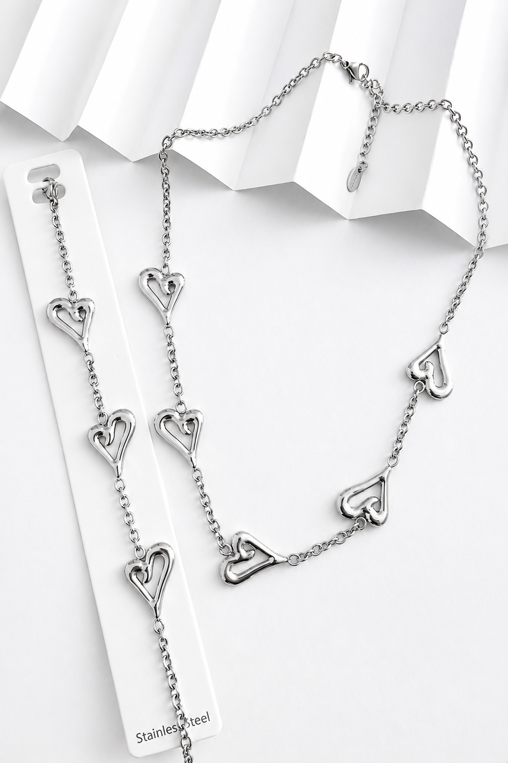 Collar y Pulsera de Corazones Plateados